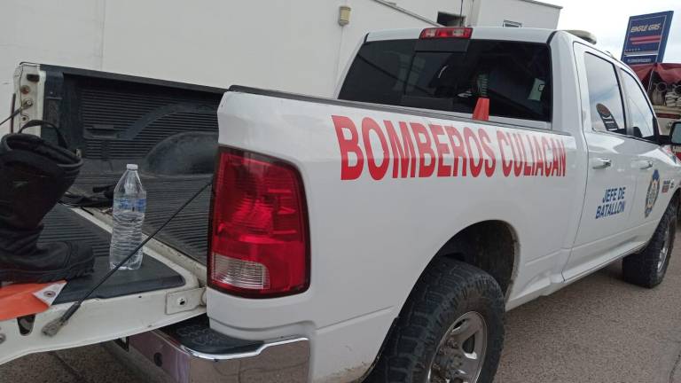 Bomberos acudió al lugar donde sacaron un pequeño tanque de gas que había propiciado el conato.