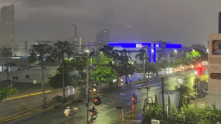 Densos nublados y lluvias se registran en distintos sectores de Mazatlán durante la tarde de este sábado.