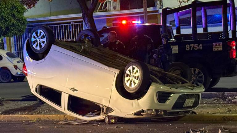 Un Chevrolet Spark terminó volcado sobre el camellón de la avenida Enrique Félix Castro tras un choque en la colonia Infonavit Humaya.