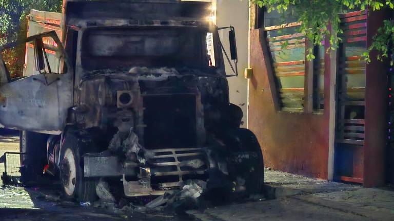 Atacan a balazos comercios y una vivienda; además incendian vehículos en El Palmito, en Culiacán