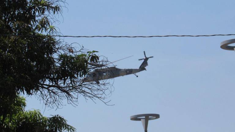 Helicóptero militar se retira de la Tercera Región Militar tras la reunión del Gabinete de Seguridad en Mazatlán.