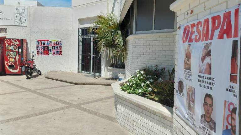 Las mantas y cartulinas fueron colocadas en la entrada de la base de la Policía de Investigación.