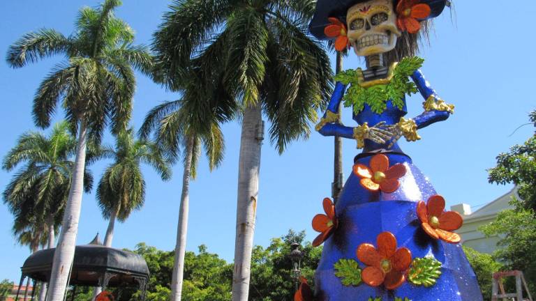 Las catrinas ya se encuentran adornando la Plazuela Machado del Centro Histórico de Mazatlán.