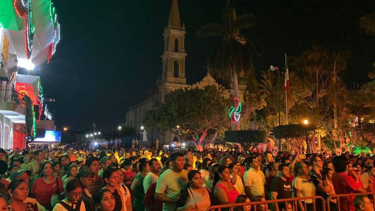 Miles de personas acudieron a celebrar las fiestas patrias en el evento realizado por el Gobierno municipal en la Plazuela República.