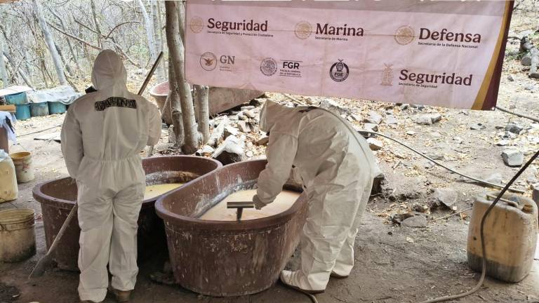 Personal de la Secretaría de Marina resguarda los insumos asegurados en los laboratorios de Culiacán.