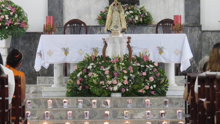 Con oraciones y encendido de veladoras se recordó a los desaparecidos en el templo del Sagrado Corazón de Jesús, en El Rosario.