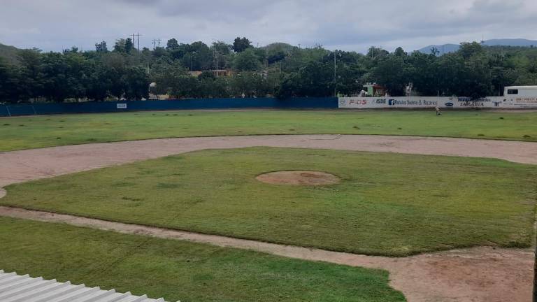 El campo de beisbol de El Quelite recibe su manita de gato.