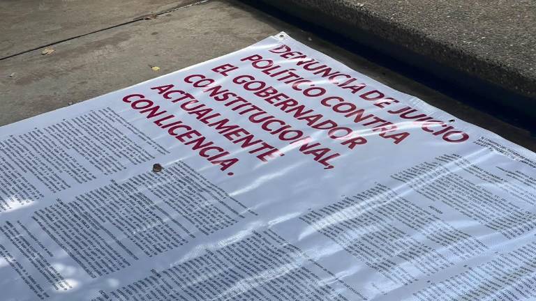 Lona colocada en el Congreso de Sinaloa para demandar un juicio político contra Rubén Rocha Moya.
