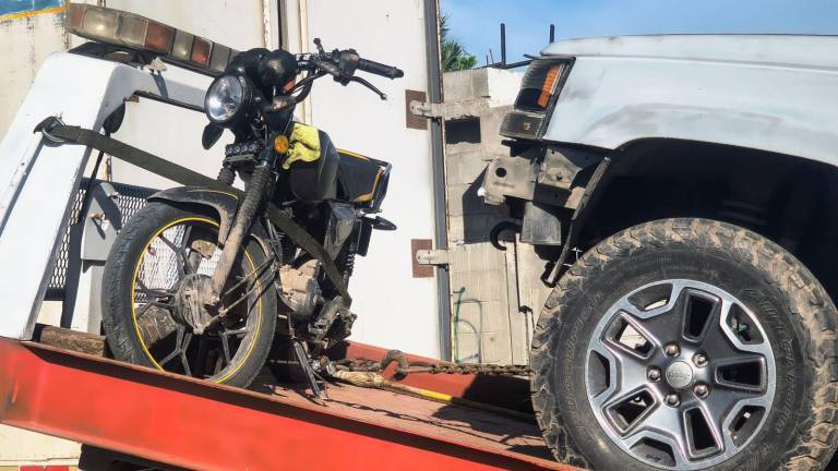 El motociclista resultó con diversas lesiones de consideración al ser embestido por una camioneta.