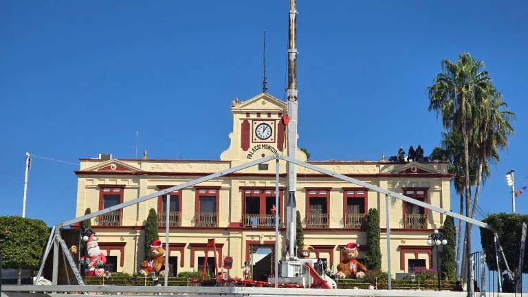 Instalación en Palacio Municipal de Rosario de una pista de hielo para las fiestas decembrinas.