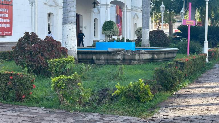 La fuente del Palacio Municipal presenta los daños de la tragedia.