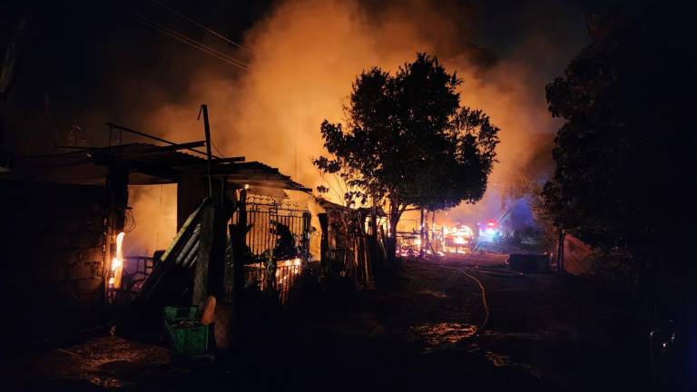 Cuerpos de rescate tuvieron que trabajar por más de una hora para sofocar el incendio registrado en un lote de viviendas en Aguaruto.