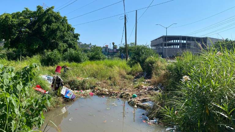 Basura y agua estancada permanecen en el campo deportivo de La Foresta, pese a la jornada de saneamiento realizada por autoridades municipales.