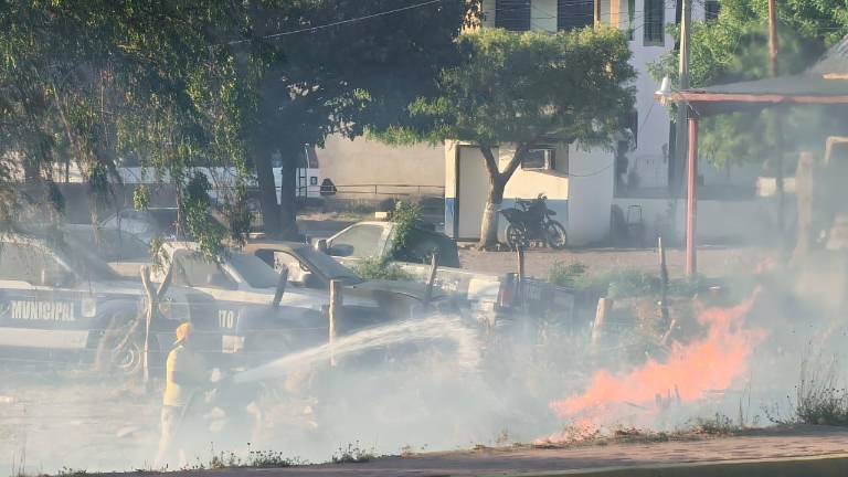 Elementos de Protección Civil combatieron un incendio de maleza que puso en riesgo la base de Seguridad Pública y varios vehículos en Rosario.