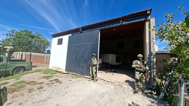 Militares acordonan vivienda en Salvador Alvarado tras hallar cartuchos y vehículos blindados.