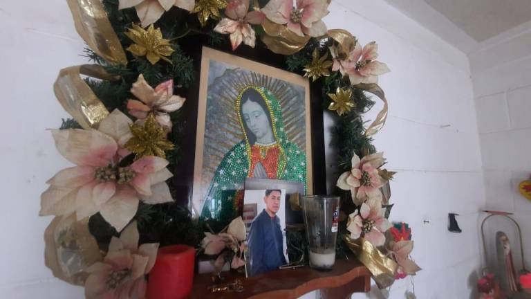 La foto de Jesús Daniel permanece en un altar a la Virgen de Guadalupe, en casa de sus hermanas.