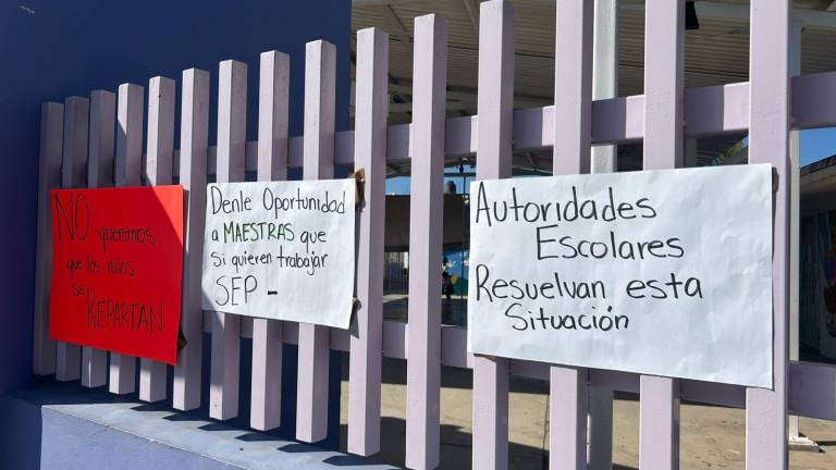 Padres de familia protestan en un jardín de niños en Mazatlán por la falta de una maestra.