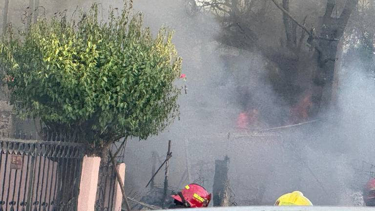 Bomberos de Culiacán controlaron un incendio que consumió por completo una vivienda con material reciclable en la colonia Grecia.