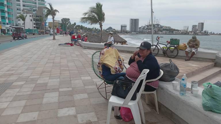 Desde este jueves, personas ya se encuentran con sillas en el malecón.