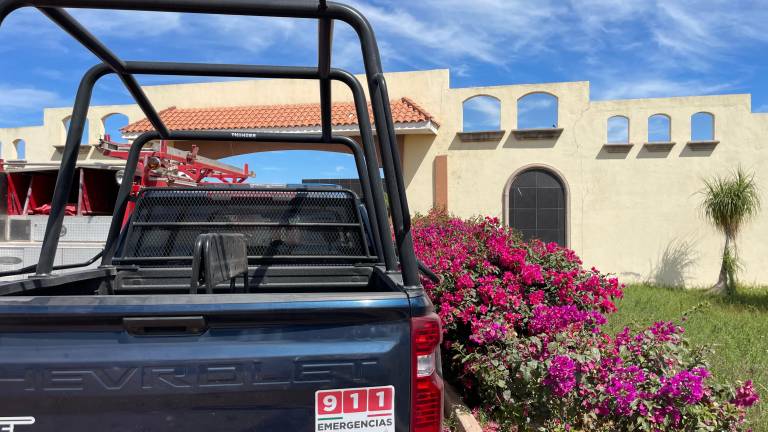 Personal de emergencias y autoridades atendieron el reporte de intoxicación en un motel, donde dos personas perdieron la vida y otras dos fueron hospitalizadas.