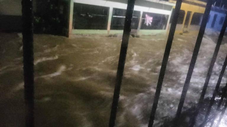Las calles de varias colonias de El Rosario quedaron anegadas tras las lluvias torrenciales de este miércoles.