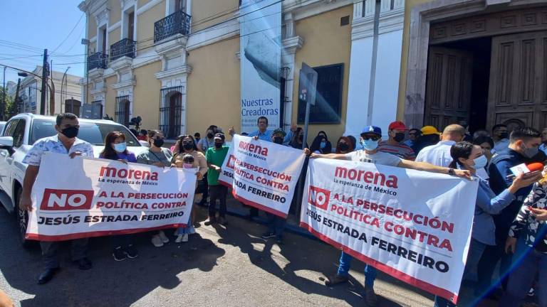 Regidores de Morena se manifiestan a favor de Estrada Ferreiro en evento de Rocha Moya