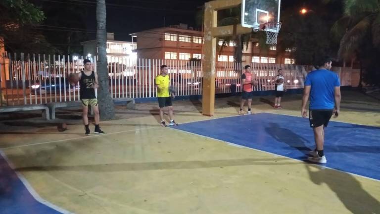 La cancha de la Escuela de Ingeniería de la UAS, en Mazatlán, es la sede de los entrenamientos de Piratas Basketball.