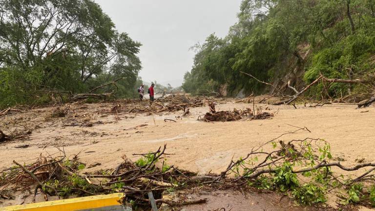 Tras el paso del huracán Otis, carreteras que conducen hacia Acapulco se encuentran dañadas.