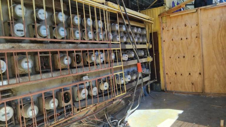 Avances en los trabajos de electrificación en el Mercado Pino Suárez, en el Centro de Mazatlán.