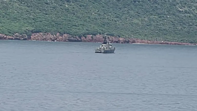 Embarcación de la Secretaría de Marina que contribuye con la vigilancia en Mazatlán desde la bahía.