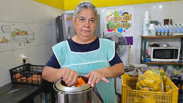 Bajo el nombre “Jugos y Licuados Juanita y José”, Lupita honra esa tradición familiar pese a los retos económicos y la disminución de clientes.