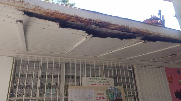 Personal del Jardín de Niños Ángela Lund expone el deterioro que se tienen en las instalaciones, lo que ha provocado la llegada de abejas.