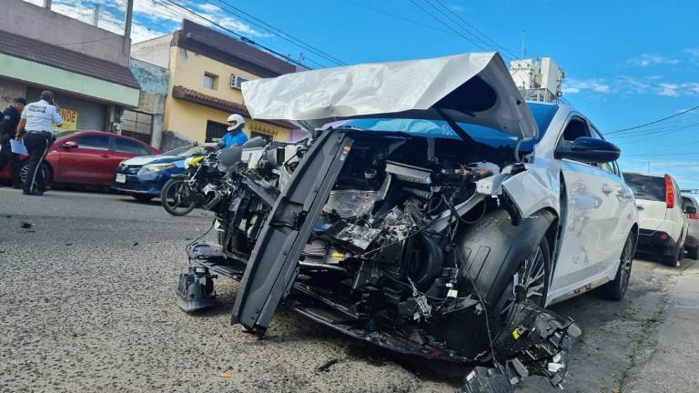 El choque entre tres vehículos ocurrido en el Centro de Culiacán deja cuatro personas lesionadas.