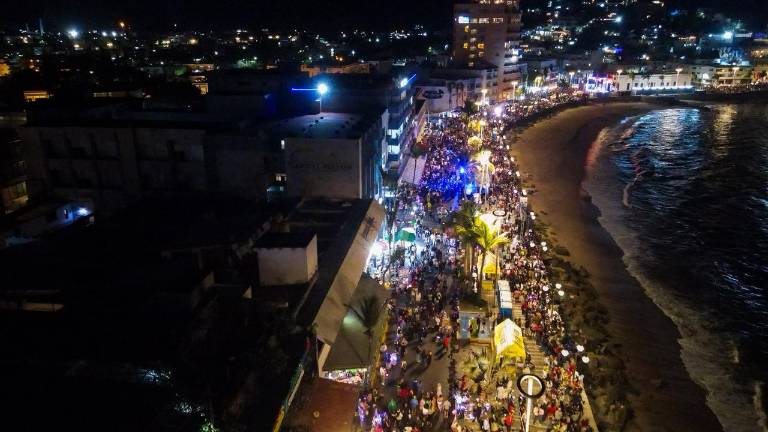 Carnaval de Mazatlán reúne a 123 mil personas en su tercer día y fortalece la economía local, informa Estrella Palacios
