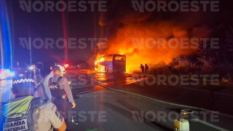 Bomberos y rescatistas acudieron al kilómetro 10 de la autopista Mazatlán-Culiacán para sofocar el incendio del autobús.