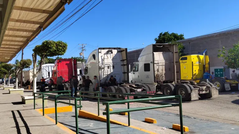 Bloqueo de transportistas de Los Mochis frente a las instalaciones del IMSS.