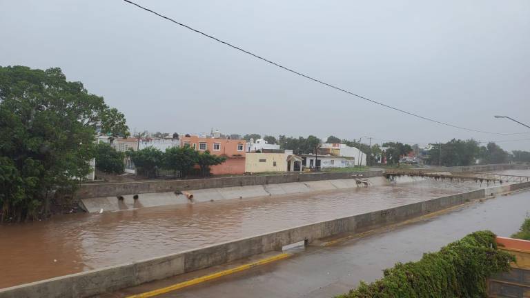 Luego de haberse desbordado, Arroyo Jabalines de Mazatlán está a la mitad de su capacidad