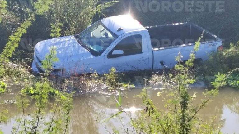 Una camioneta cayó a un canal al sur de Los Mochis; el conductor salió ileso.