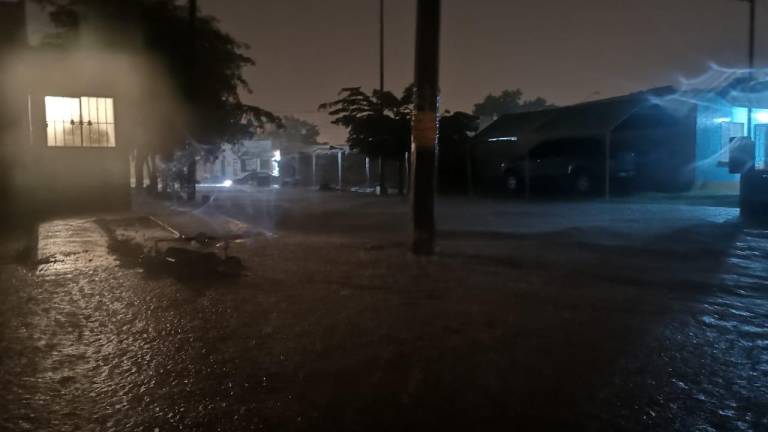 Fuerte lluvia en Mazatlán deja encharcamientos y varios autos varados en las calles