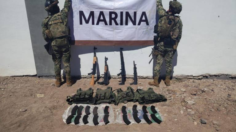 Al detenido se le aseguró un vehículo con reporte de robo, armas largas, un arma corta, cargadores, cartuchos y equipo táctico.