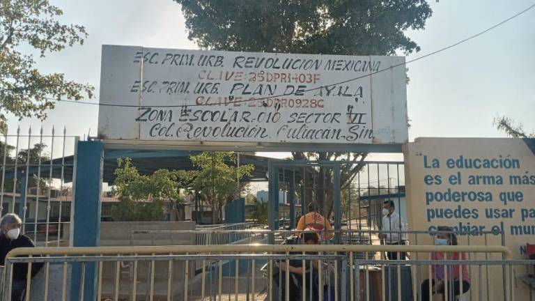 Desde temprano se dan cita adultos mayores en el centro de vacunación de la Colonia Amistad, en Culiacán.