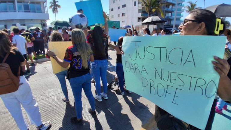 Protestas de familiares y alumnos en la FGR en Mazatlán por la detención de dos entrenadores de futbol.