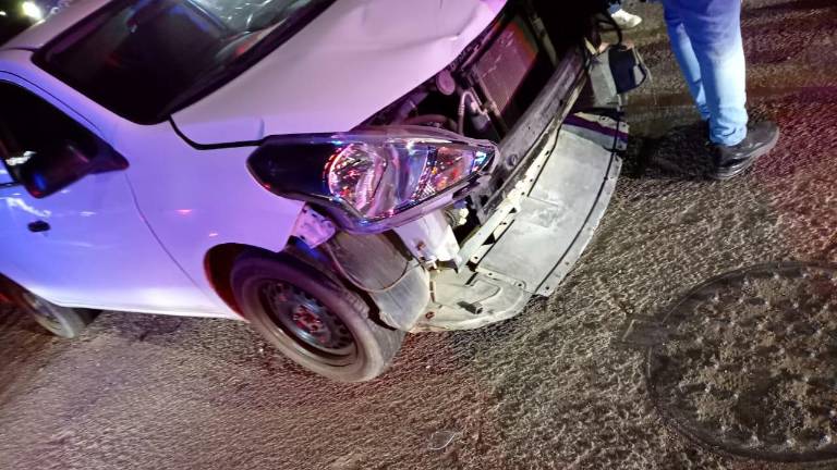 Los motociclistas chocaron contra un vehículo Nissan al llegar al puente del cruce de Ejército de Occidente y Boulevard de la Marina.