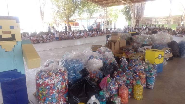Alumnos y vecinos recolectaron 4.3 toneladas de tapitas para donar a “Casa Valentina”.