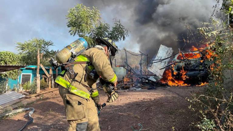 Bomberos controlan incendios en Mazatlán que consumieron vivienda y local comercial.