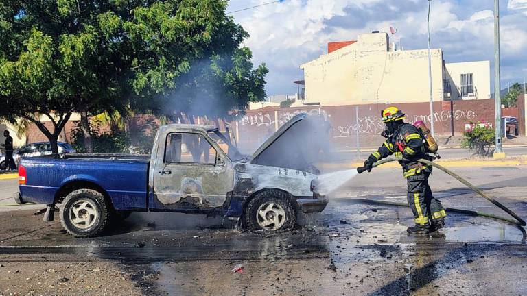 Bomberos Veteranos sofocaron el incendio que consumió una camioneta en la avenida Las Torres.