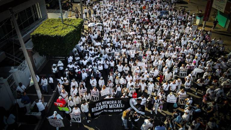 La marcha, integrada por familias, colectivos y ciudadanos, buscó visibilizar el impacto de la violencia en niñas, niños y adolescentes.