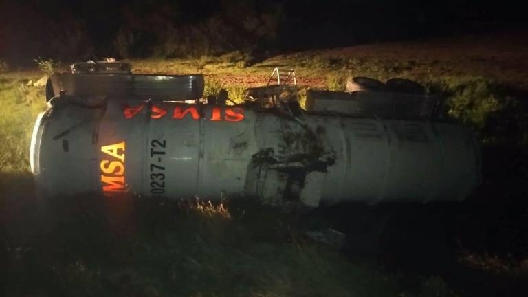 Al parecer el chofer perdió el control del vehículo y volcó en las aguas del canal Lateral 18.