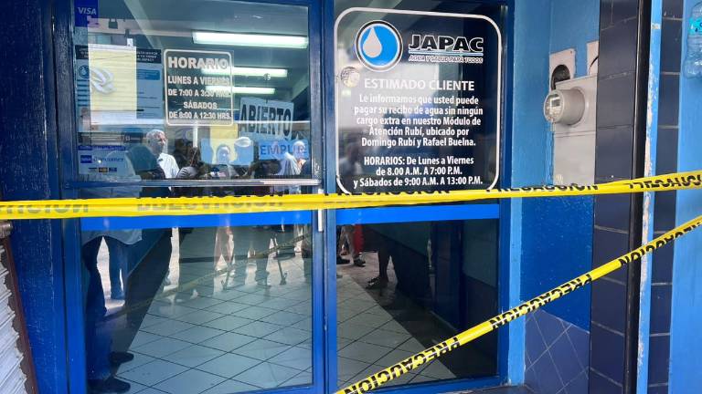Comerciantes del Centro de Culiacán protestan ante la Japac por la falta de agua .