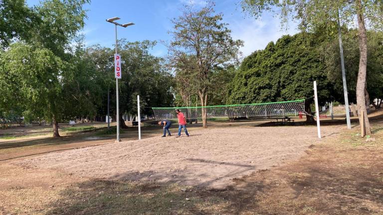 La cancha de voleibol de playa en el Parque Las Riberas tiene manita de gato.